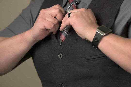 Man in suit with tie representing good style for men on and off golf course.