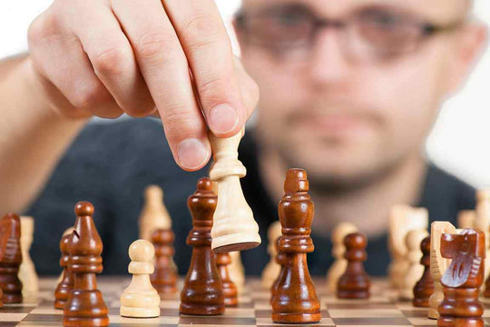 Man playing chess representing mental toughness in golf  